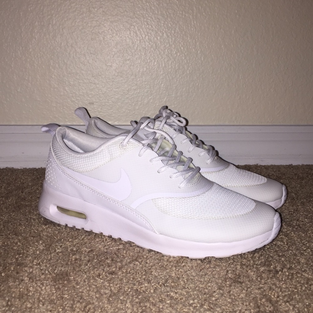 gently used all white nike airmax